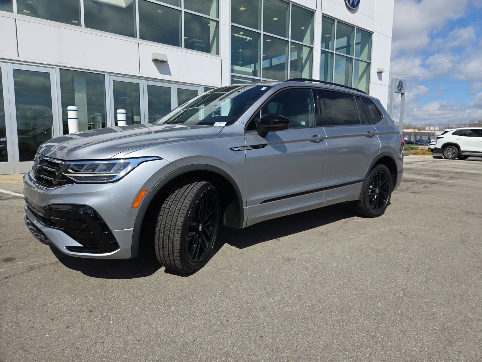 Certified 2022 Volkswagen Tiguan SE R-Line AWD/4WD image 7