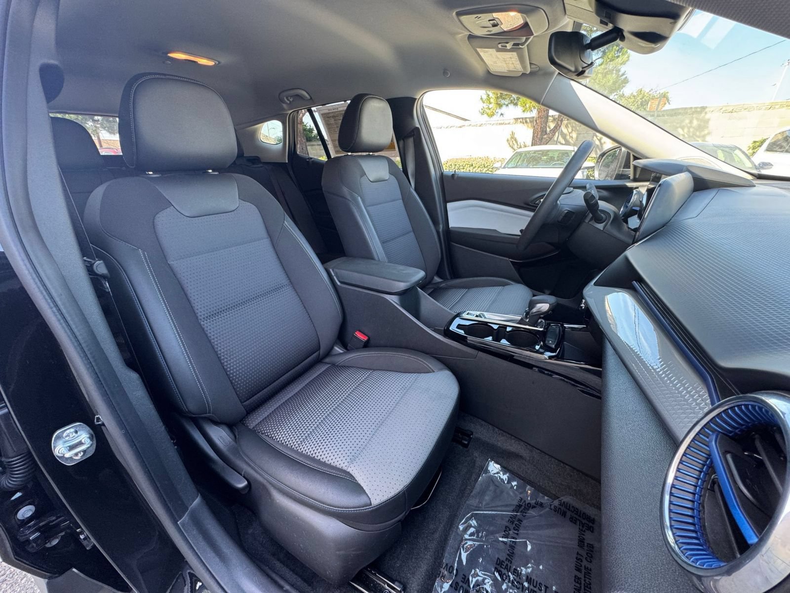 Used 2025 Chevrolet Trax LT FWD image 35