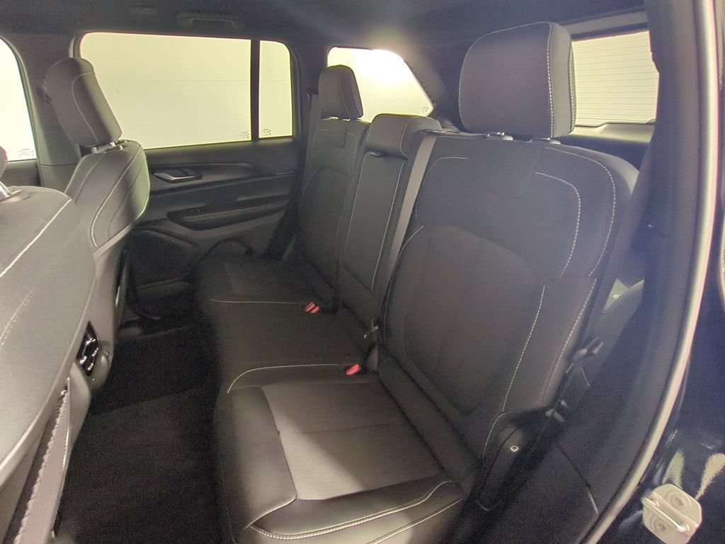 Used 2025 Jeep Grand Cherokee Laredo w/ Luxury Tech Group I AWD/4WD image 16