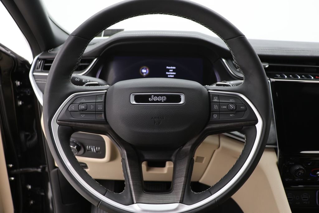 Used 2025 Jeep Grand Cherokee Limited AWD/4WD image 17