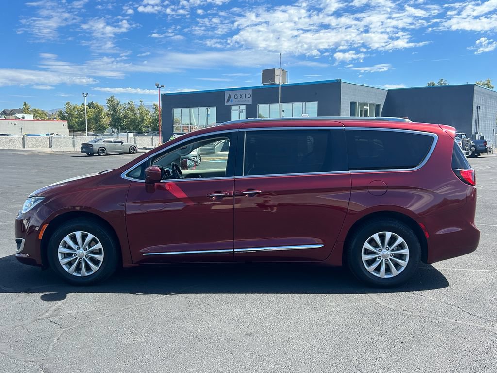 Used 2018 Chrysler Pacifica Touring-L FWD image 6