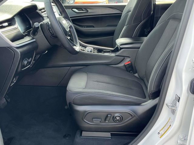 Used 2023 Jeep Grand Cherokee Laredo image 13