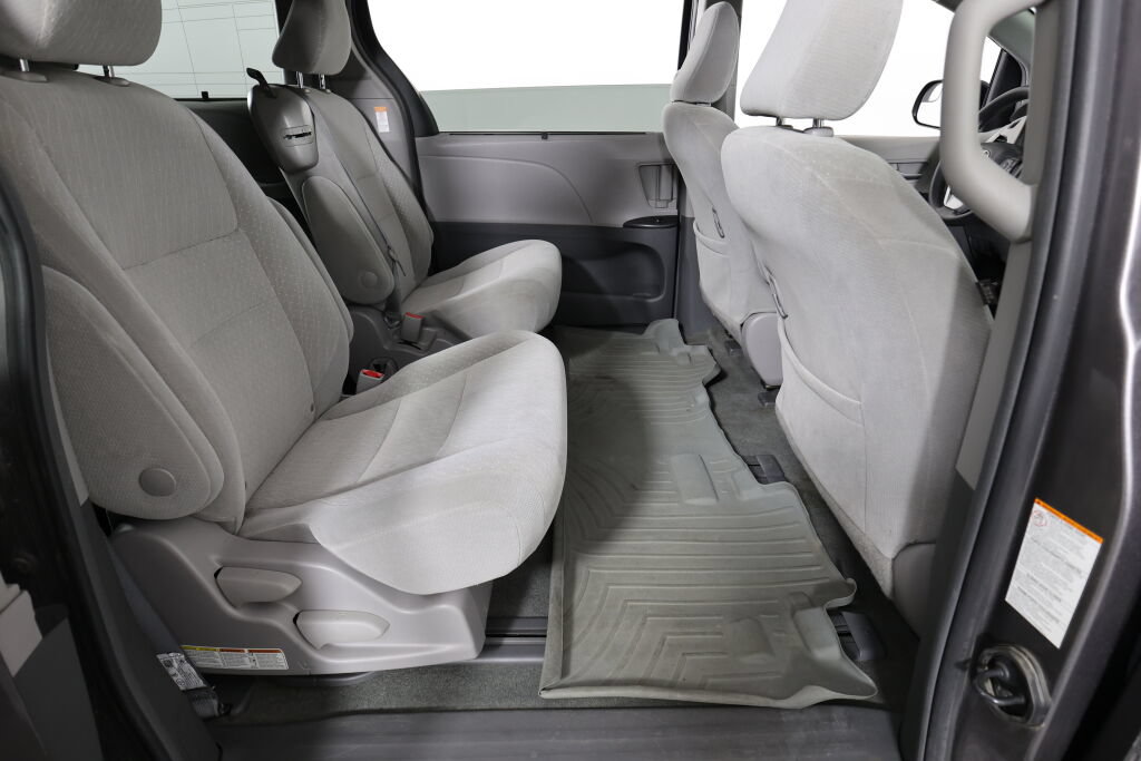 Used 2018 Toyota Sienna LE FWD image 20