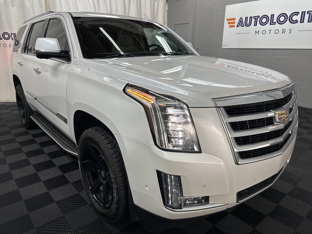 Used 2018 Cadillac Escalade Luxury image 3