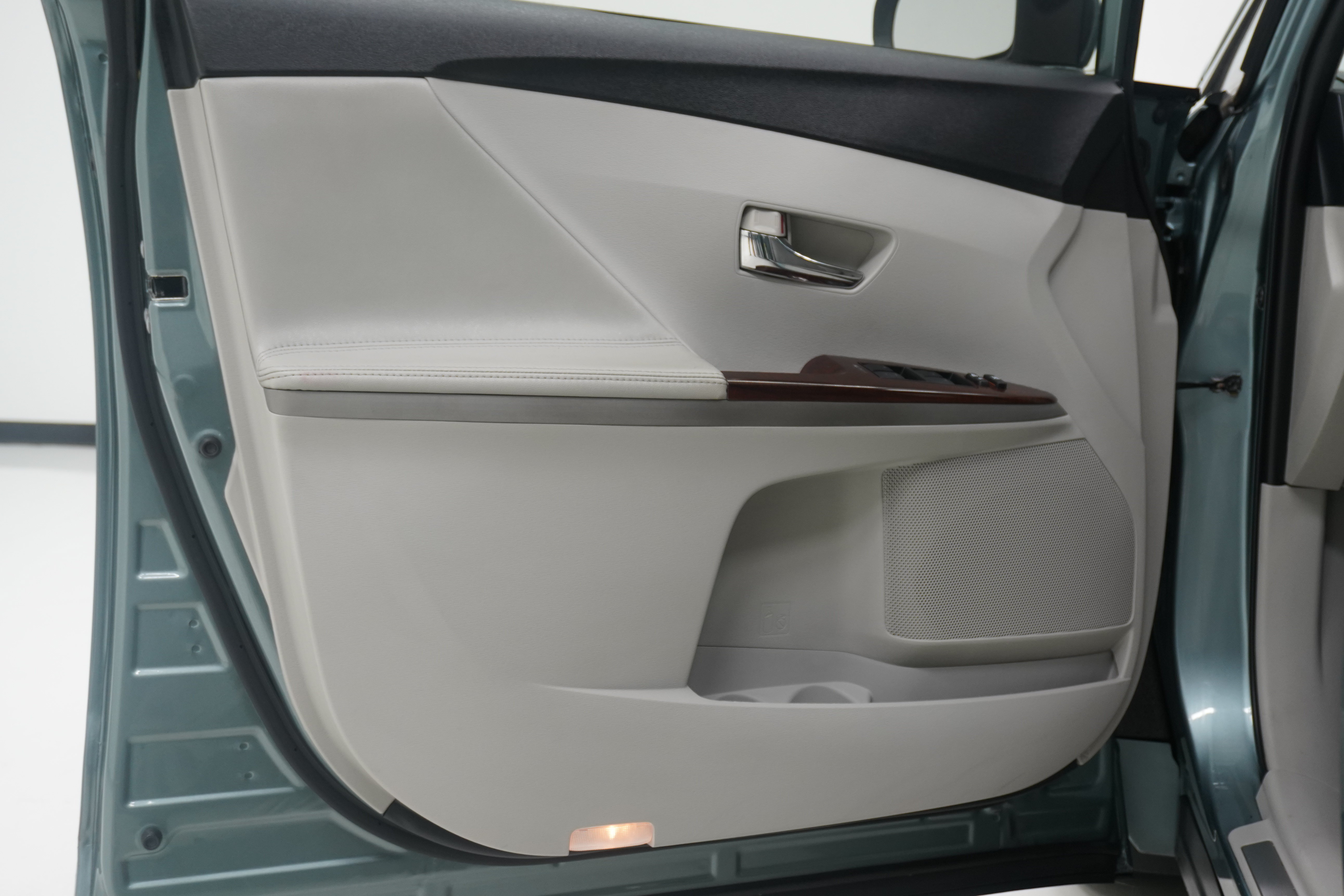 Used 2010 Toyota Venza FWD image 12