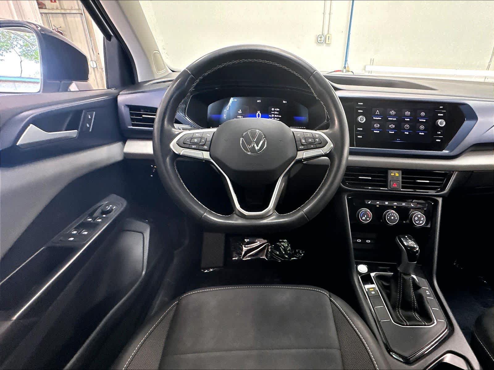 Used 2023 Volkswagen Taos SE w/ Panoramic Sunroof Package FWD image 11