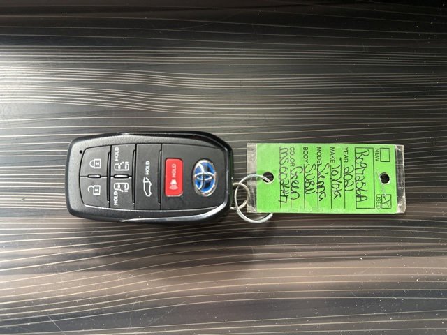 Used 2021 Toyota Sienna Limited image 32