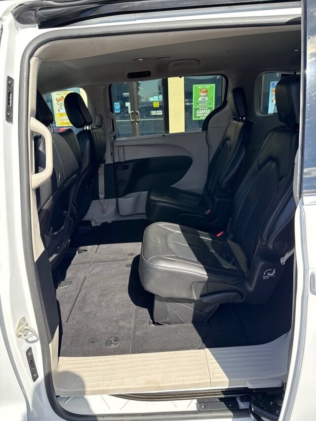 Used 2020 Chrysler Pacifica Touring-L FWD image 11