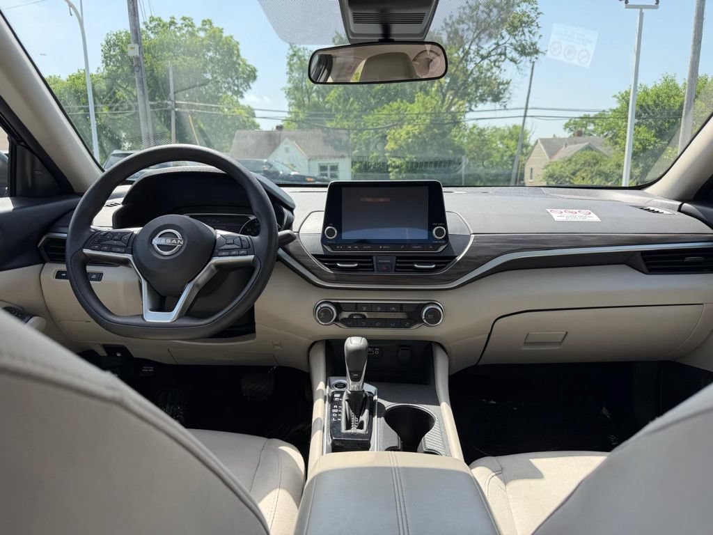 Used 2025 Nissan Altima 2.5 SV FWD image 19