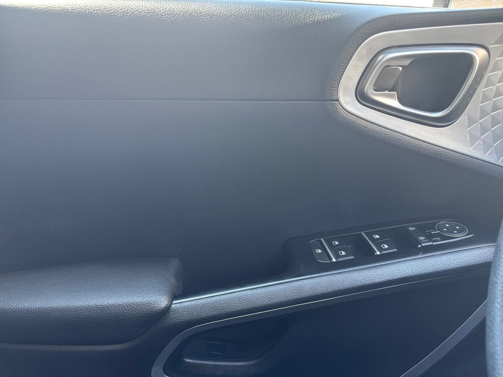 Used 2025 Kia Soul LX w/ LX Technology Package FWD image 18