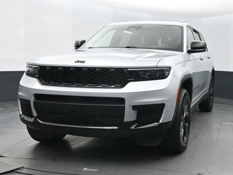Used 2024 Jeep Grand Cherokee L Laredo image 1