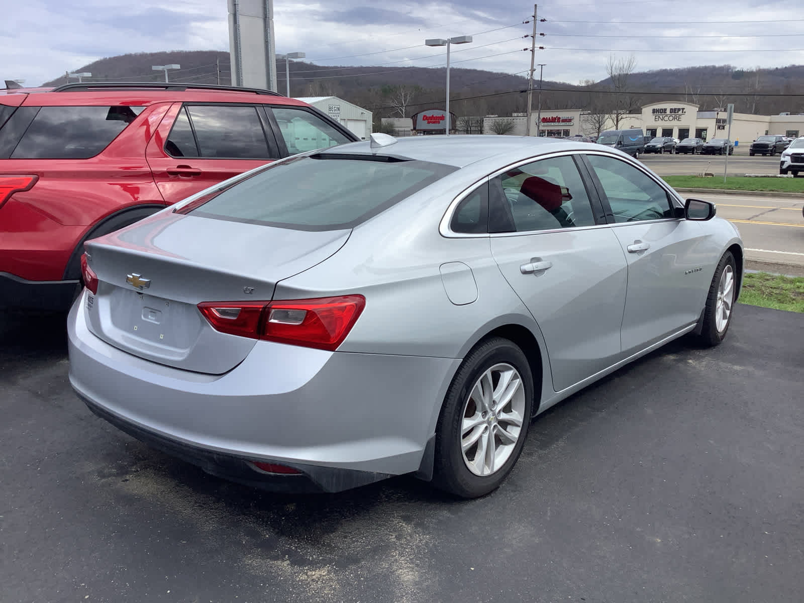 Used 2017 Chevrolet Malibu LT image 2