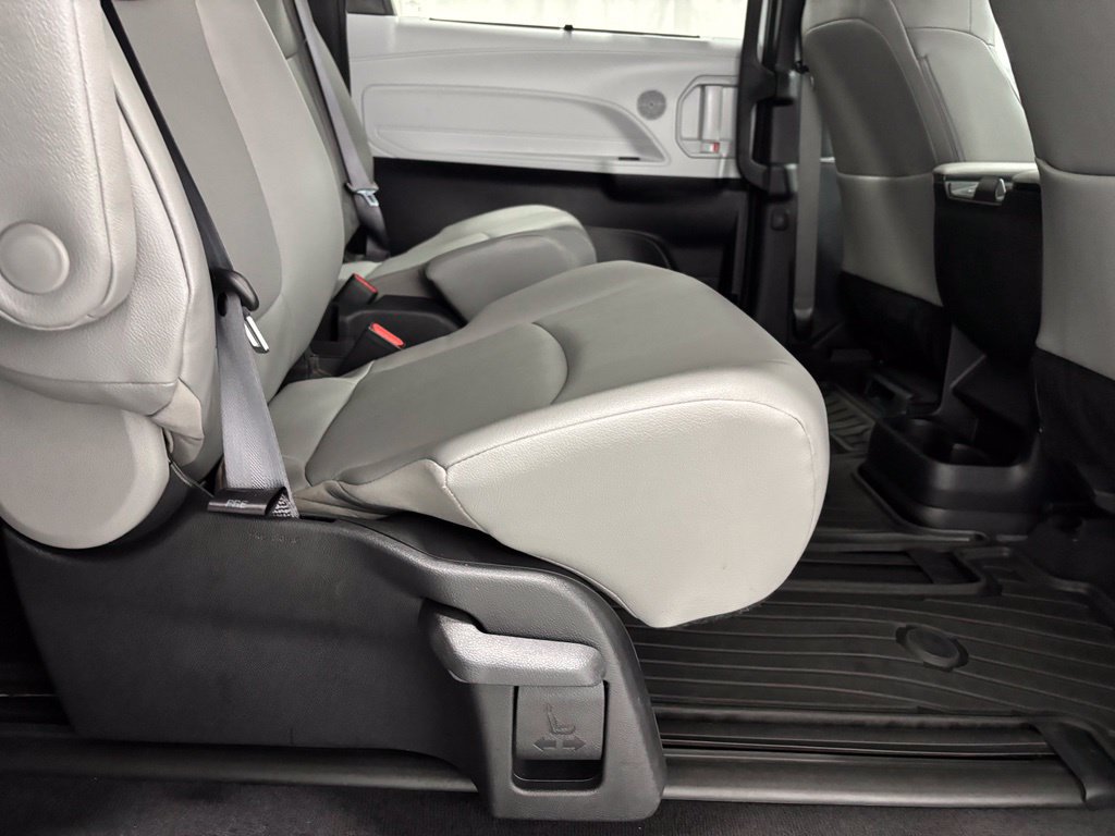Used 2025 Toyota Sienna XLE AWD/4WD image 53