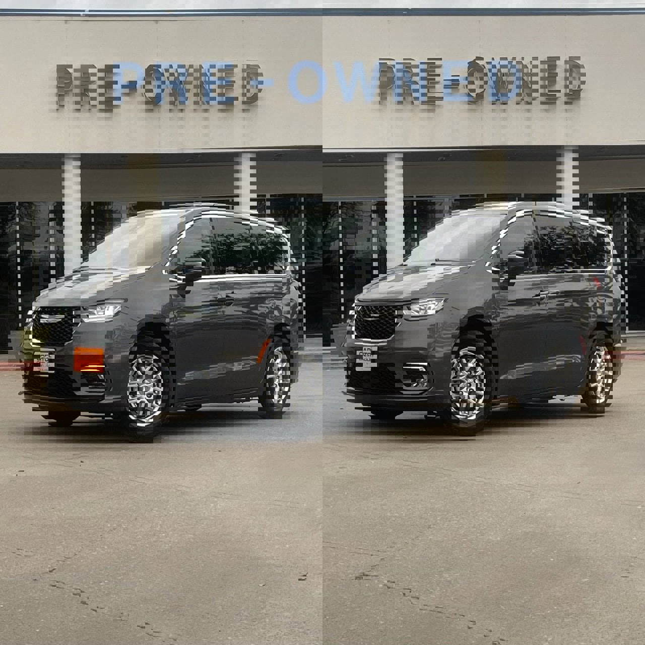 Used 2023 Chrysler Pacifica Touring-L image 2