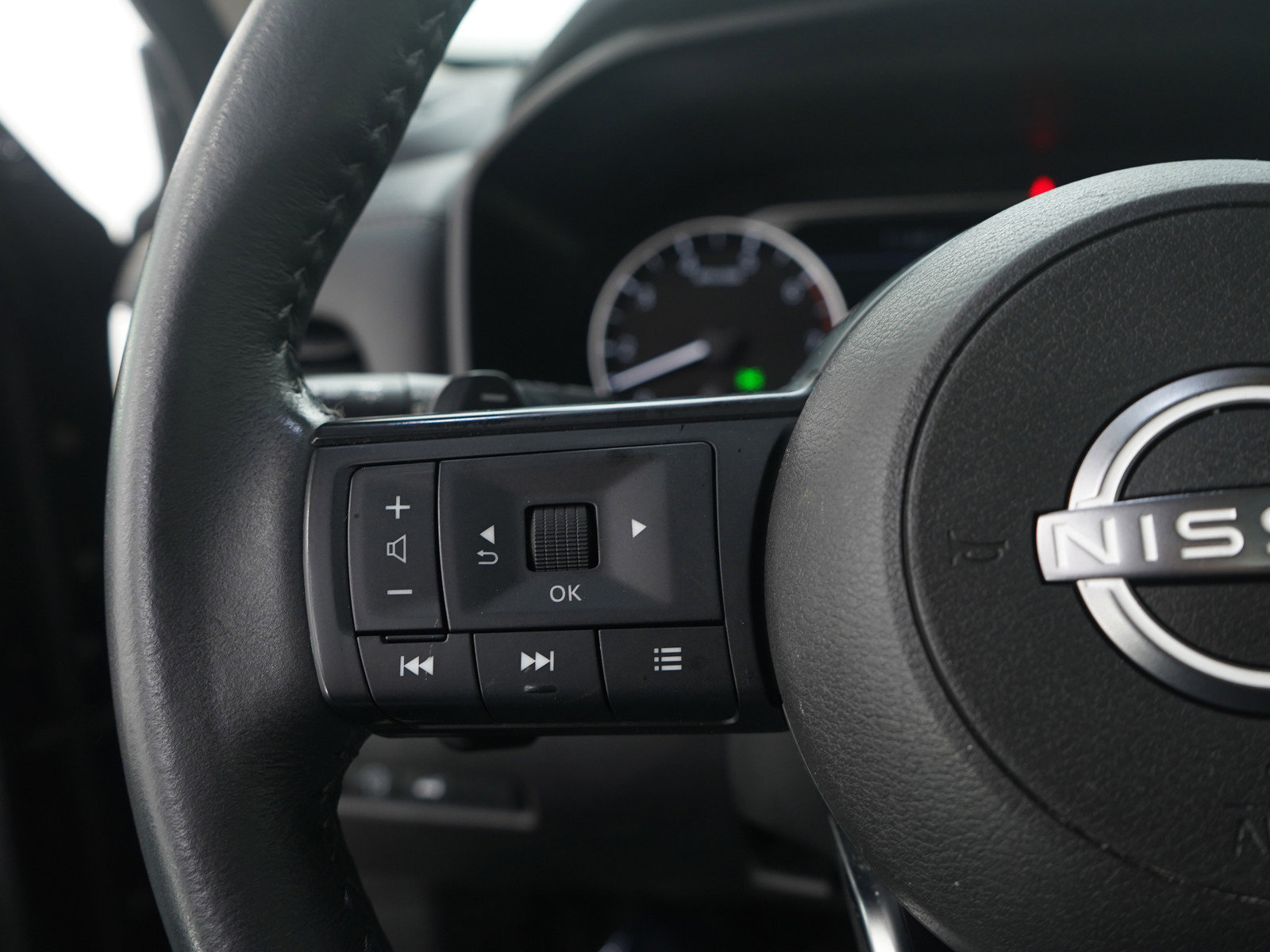 Used 2024 Nissan Rogue SV w/ SV Premium Package image 27