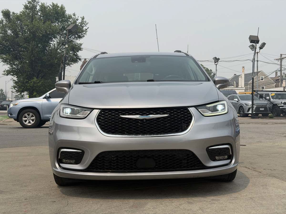 Used 2021 Chrysler Pacifica Touring-L FWD image 2