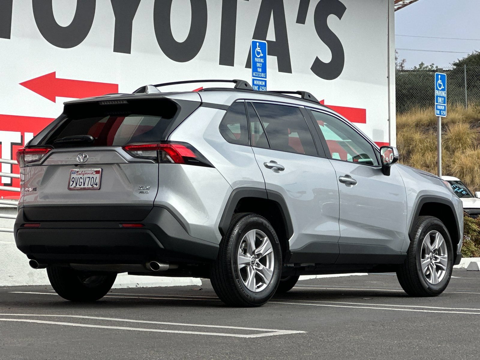 Used 2025 Toyota RAV4 XLE AWD/4WD image 5