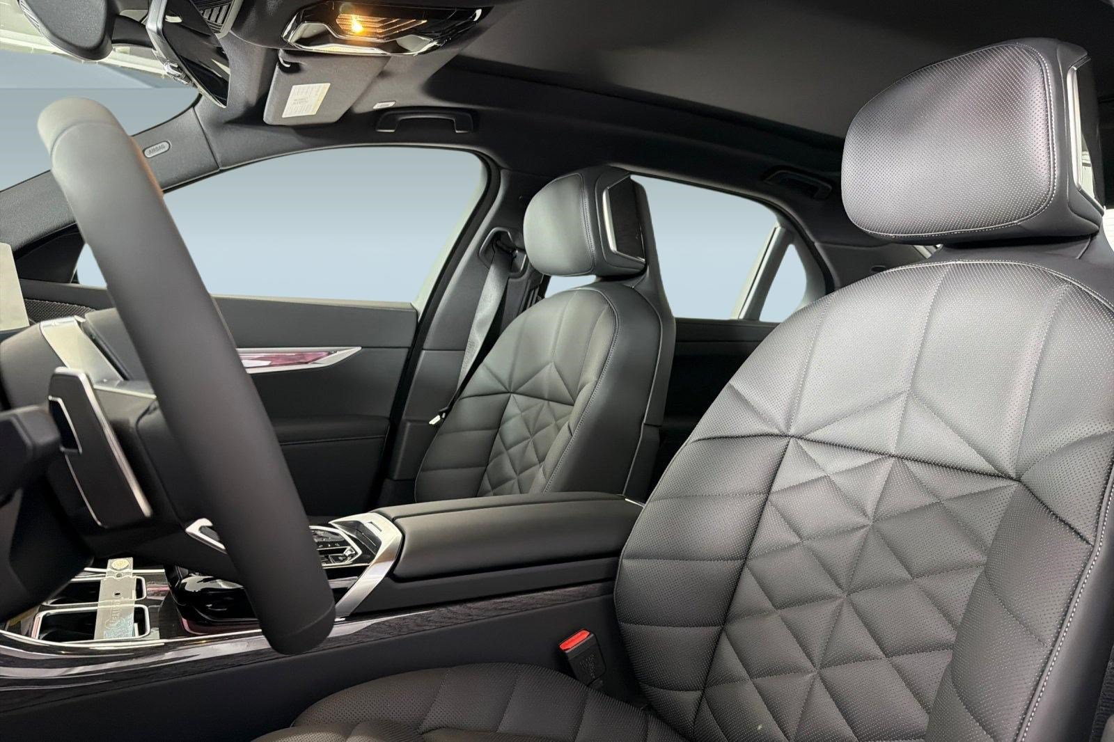 New 2026 BMW 740i w/ Premium Package RWD image 5