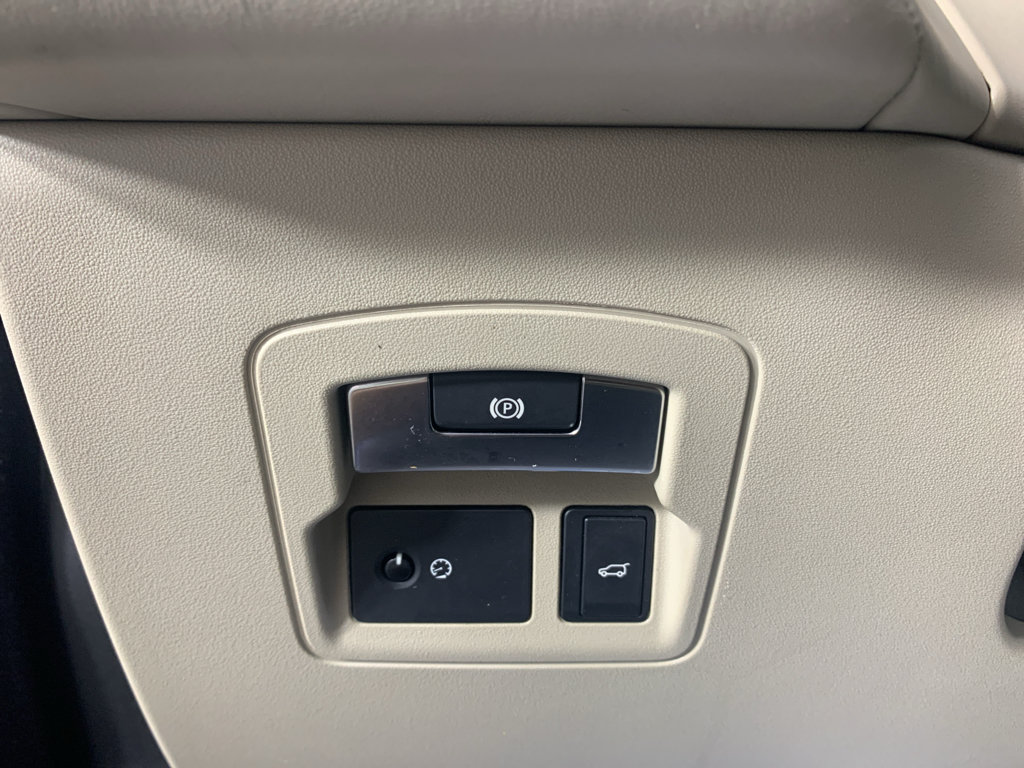 Used 2018 Land Rover Range Rover Velar R-Dynamic SE AWD/4WD image 16