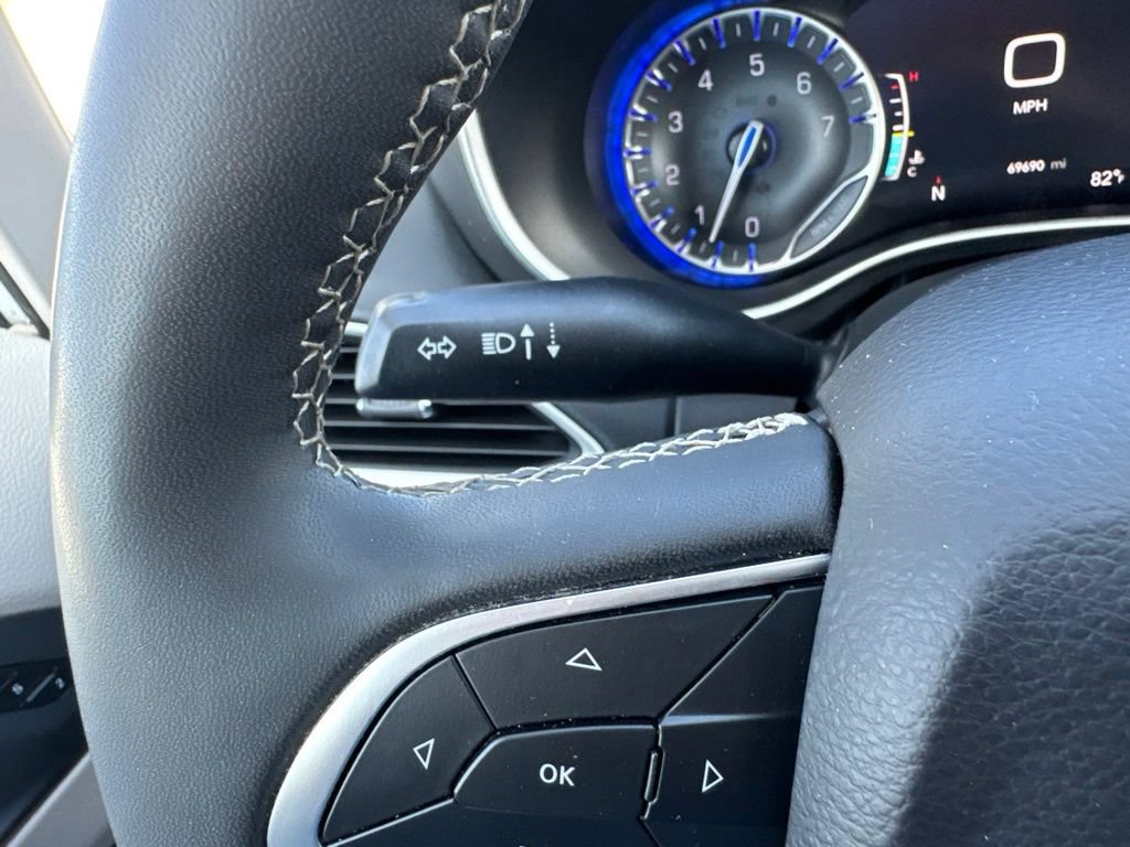 Used 2024 Chrysler Pacifica Touring-L FWD image 26