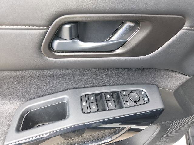 Certified 2025 Nissan Pathfinder S FWD image 29