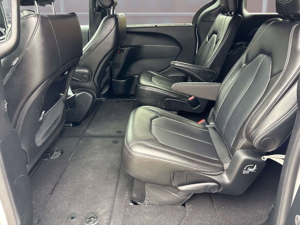 Used 2025 Chrysler Pacifica Select image 11