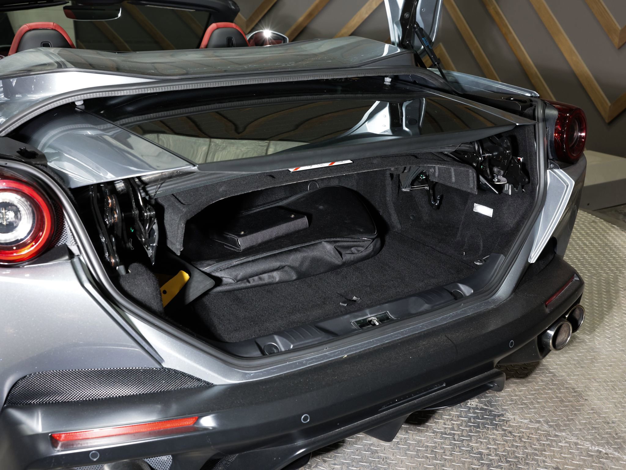 Used 2019 Ferrari Portofino image 33