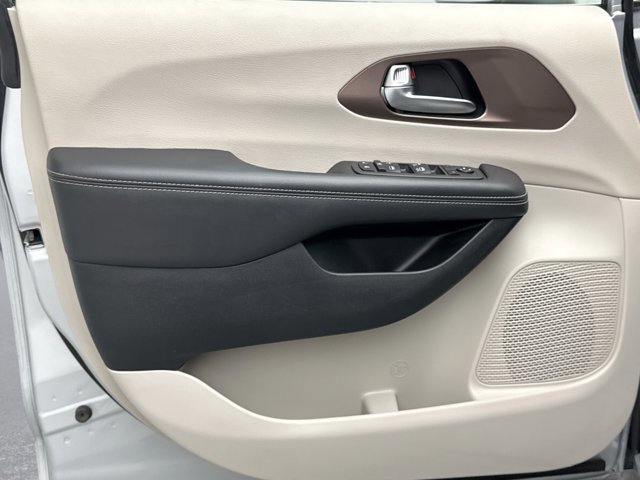 Used 2023 Chrysler Voyager LX image 9