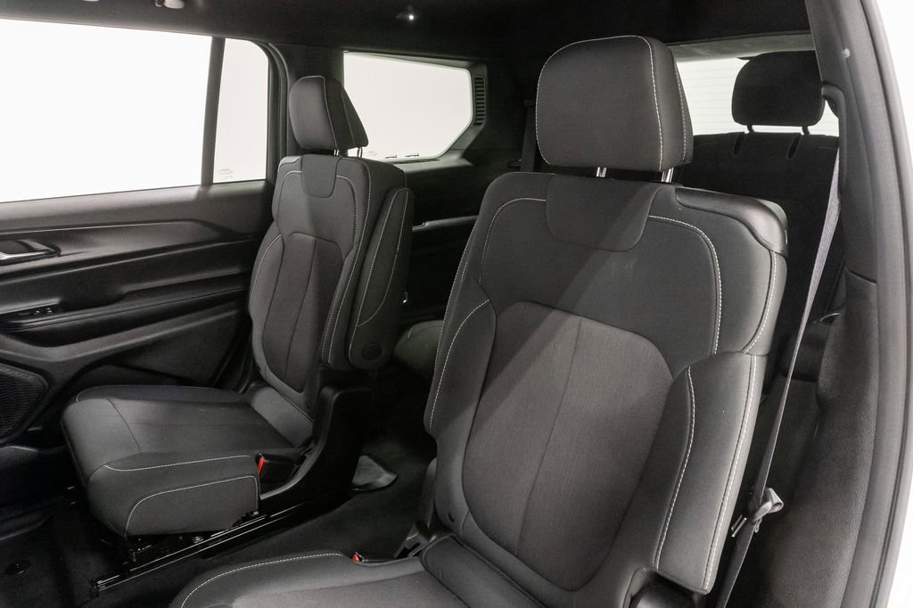 Used 2025 Jeep Grand Cherokee L Laredo image 26