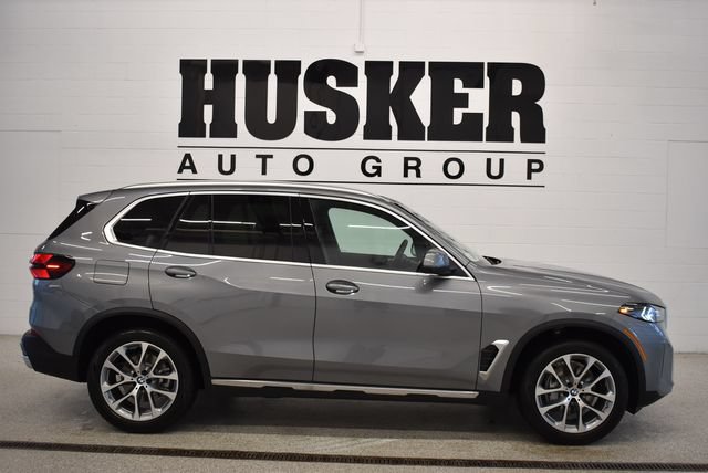 New 2026 BMW X5 xDrive40i w/ Premium Package AWD/4WD image 2