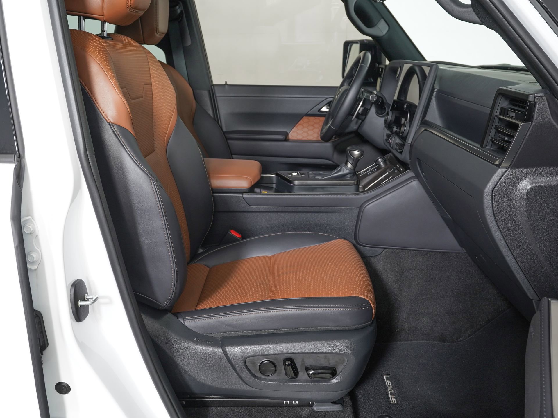 Used 2024 Lexus GX 550 w/ Accessory Package (2T) AWD/4WD image 9