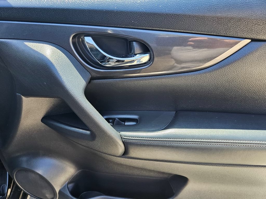 Used 2017 Nissan Rogue SV w/ SV Premium Package FWD image 12