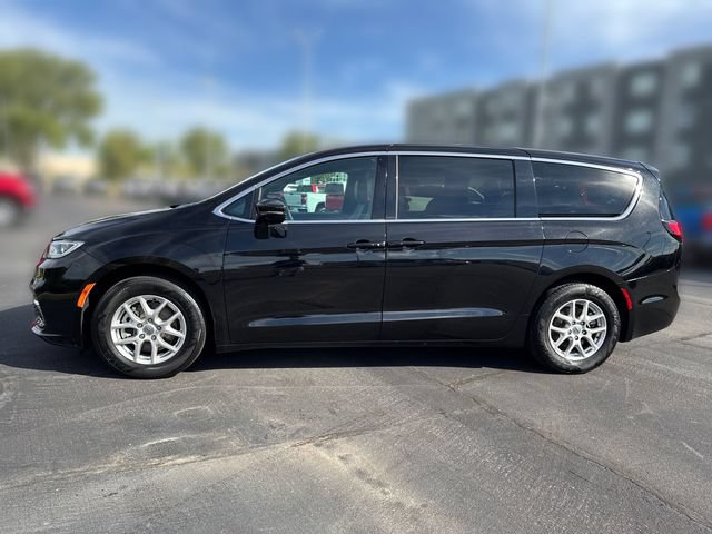 Used 2025 Chrysler Pacifica Select FWD image 2
