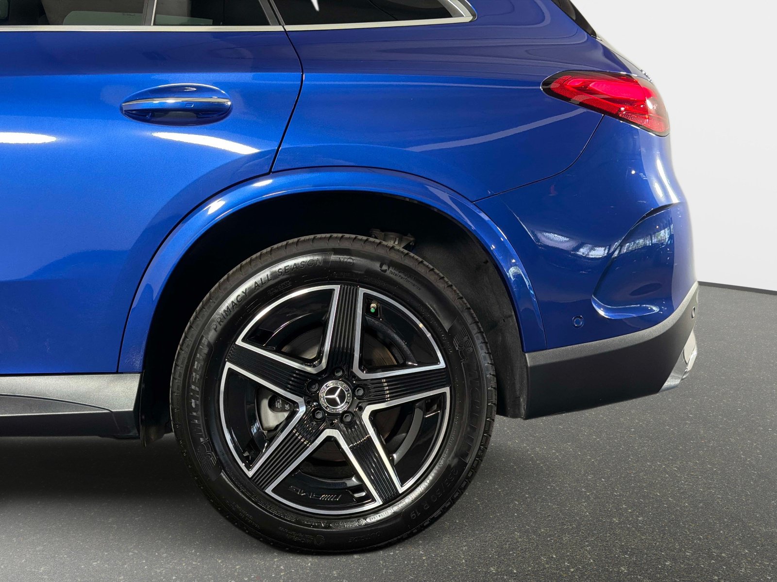 Used 2025 Mercedes-Benz GLC 300 4MATIC w/ AMG Line image 15