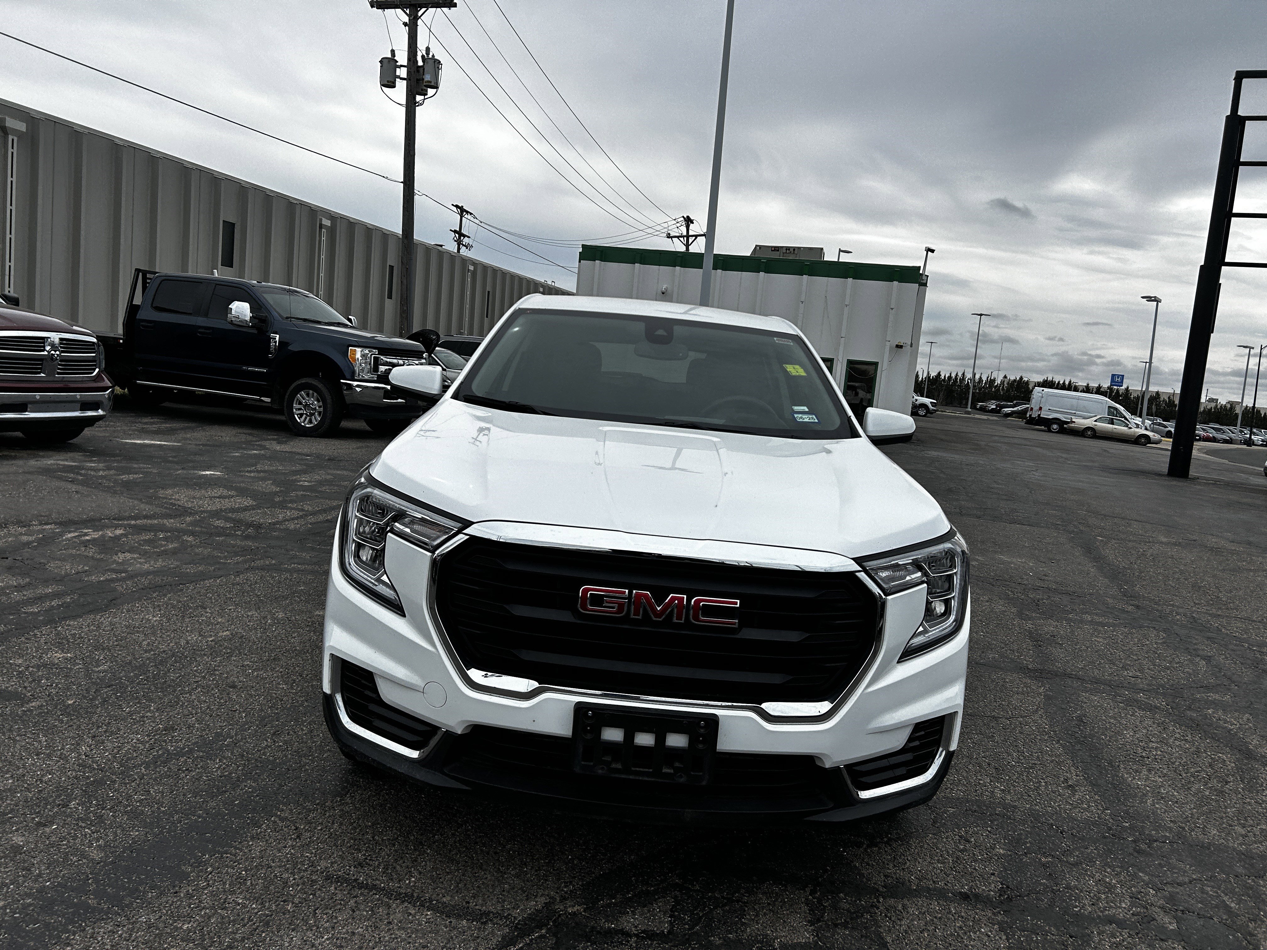 Used 2024 GMC Terrain SLE image 9