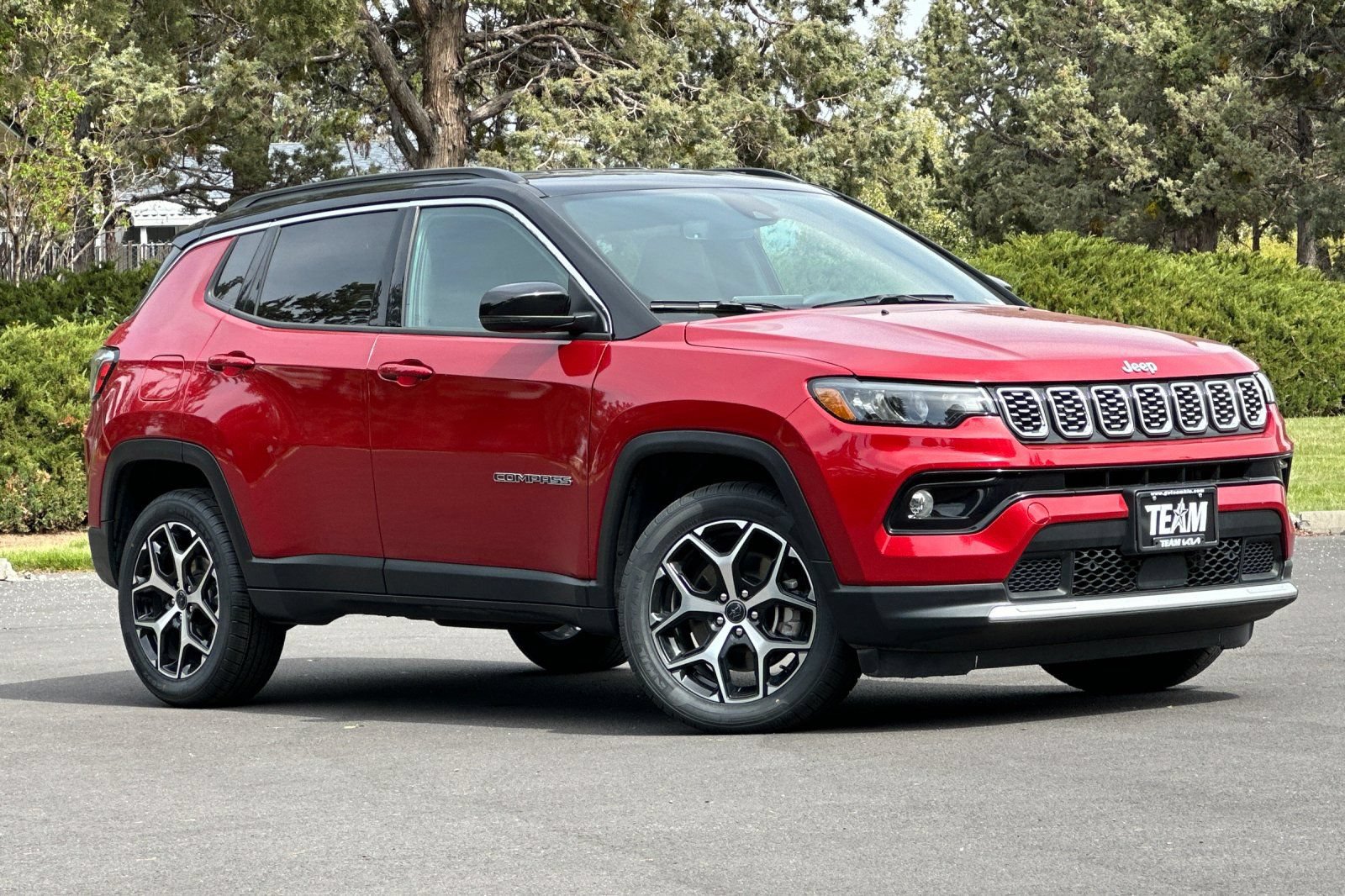 Used 2025 Jeep Compass Limited AWD/4WD image 2