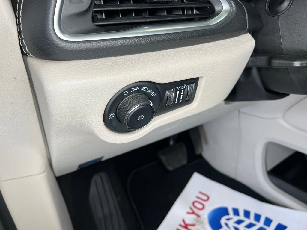 Used 2023 Chrysler Pacifica Limited image 16