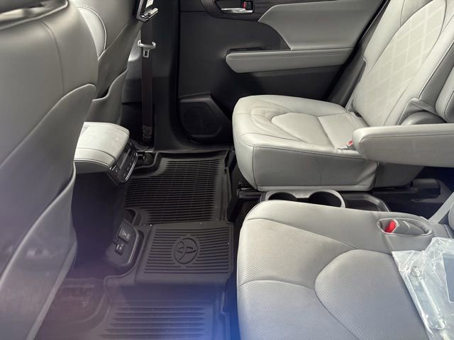 Used 2024 Toyota Highlander Platinum image 9