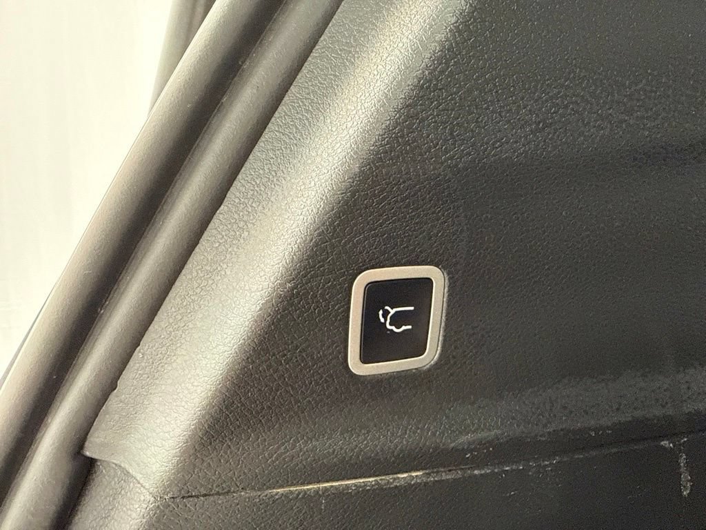 Used 2025 Chrysler Pacifica Select FWD image 12