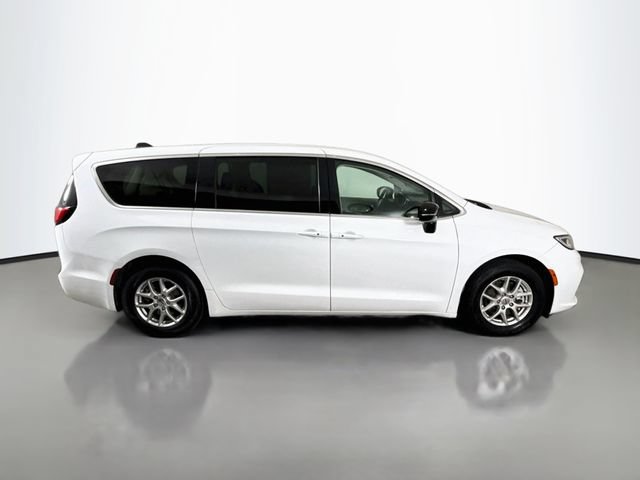 Used 2024 Chrysler Pacifica Touring-L FWD image 8