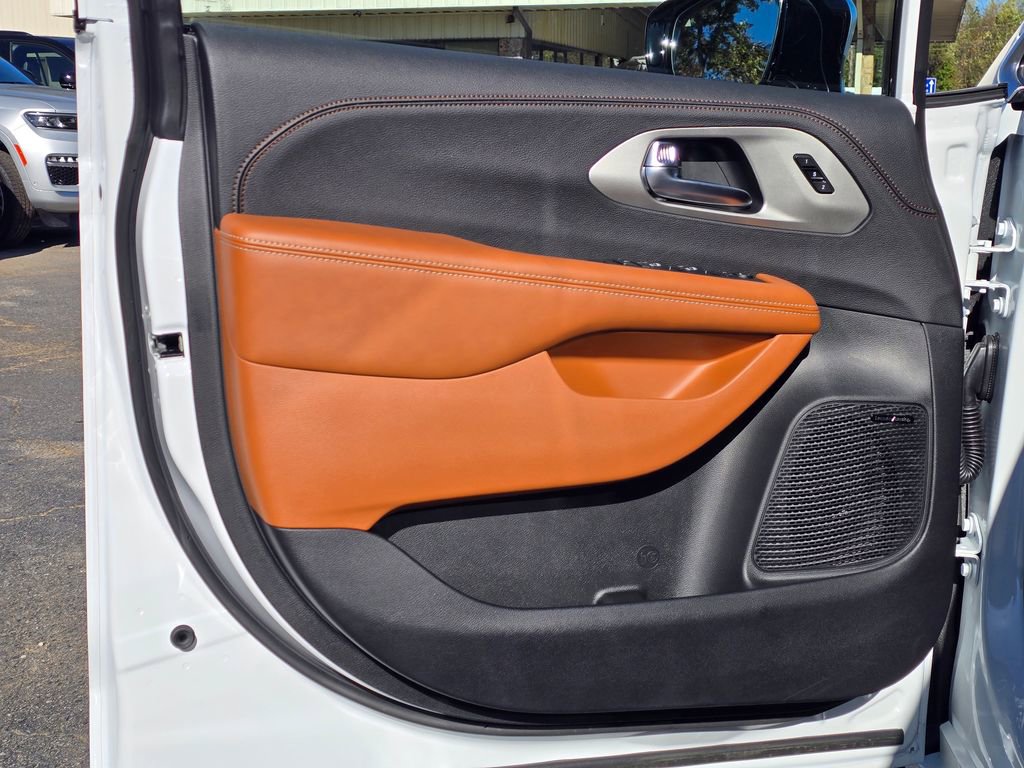 New 2026 Chrysler Pacifica Pinnacle image 35