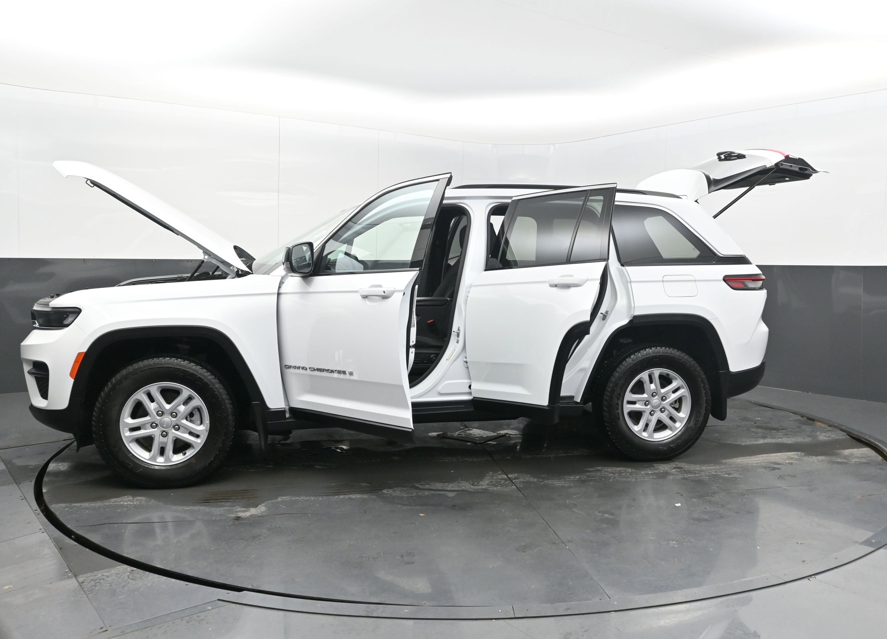 Used 2024 Jeep Grand Cherokee Laredo w/ MOPAR Finishing Package image 43