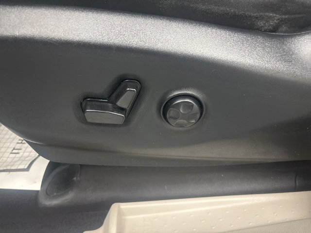 Used 2024 Chrysler Pacifica Touring-L image 14