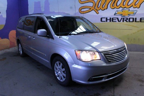 Used 2016 Chrysler Town & Country Touring image 2