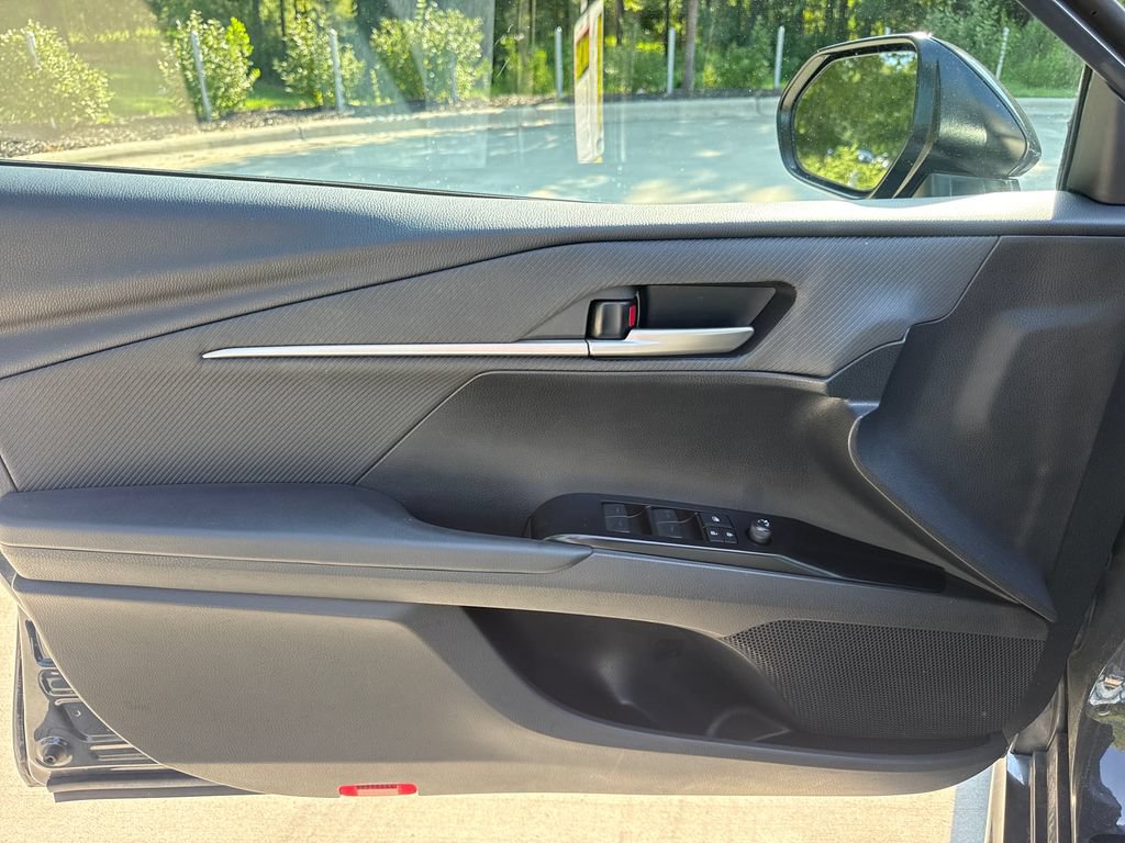 Used 2025 Toyota Camry SE FWD image 13