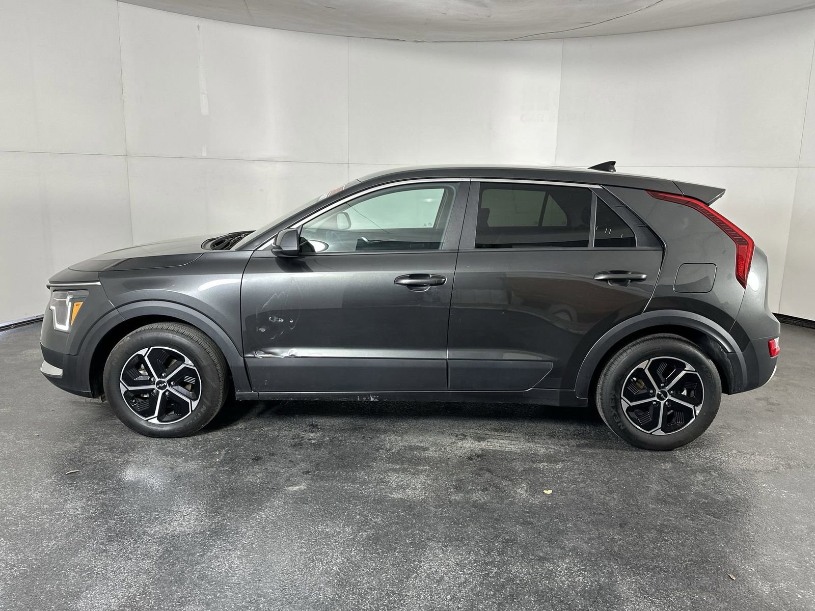 Used 2025 Kia Niro LX image 5