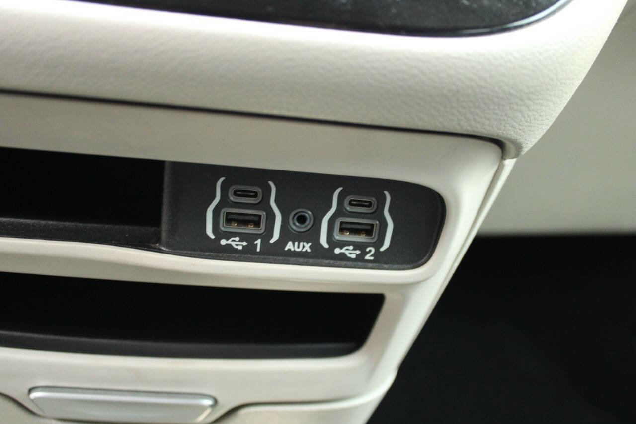 Used 2021 Chrysler Pacifica Touring-L FWD image 32