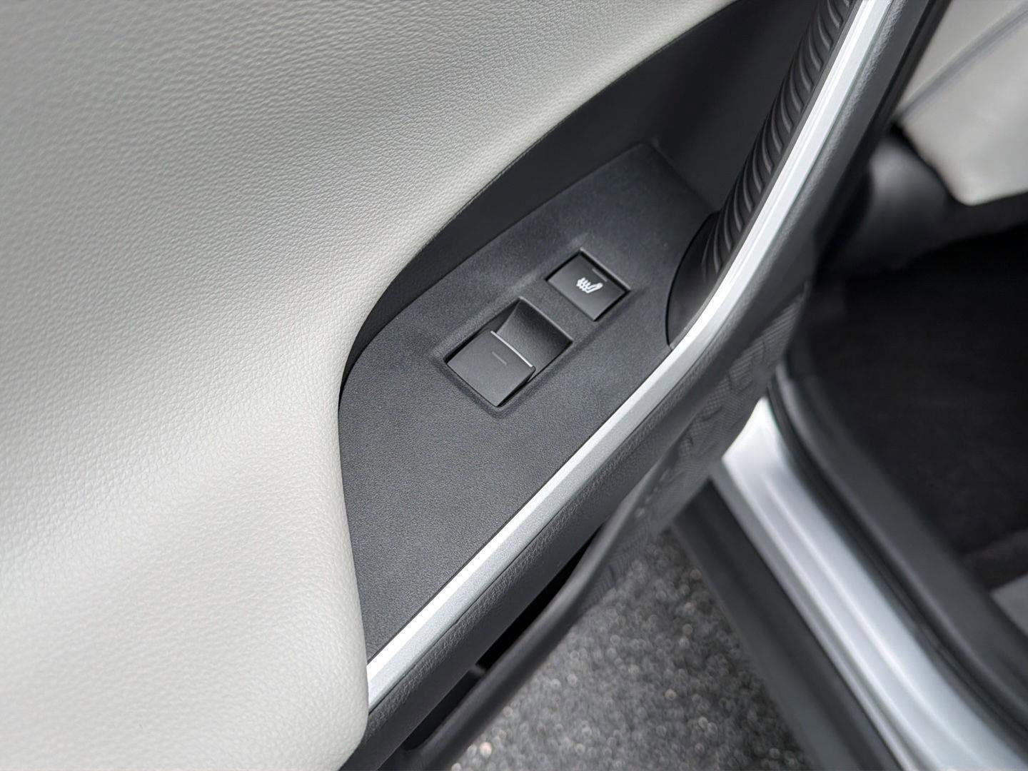 Used 2022 Toyota RAV4 Limited FWD image 12