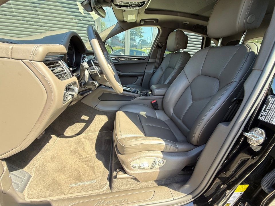 Certified 2024 Porsche Macan AWD/4WD image 5