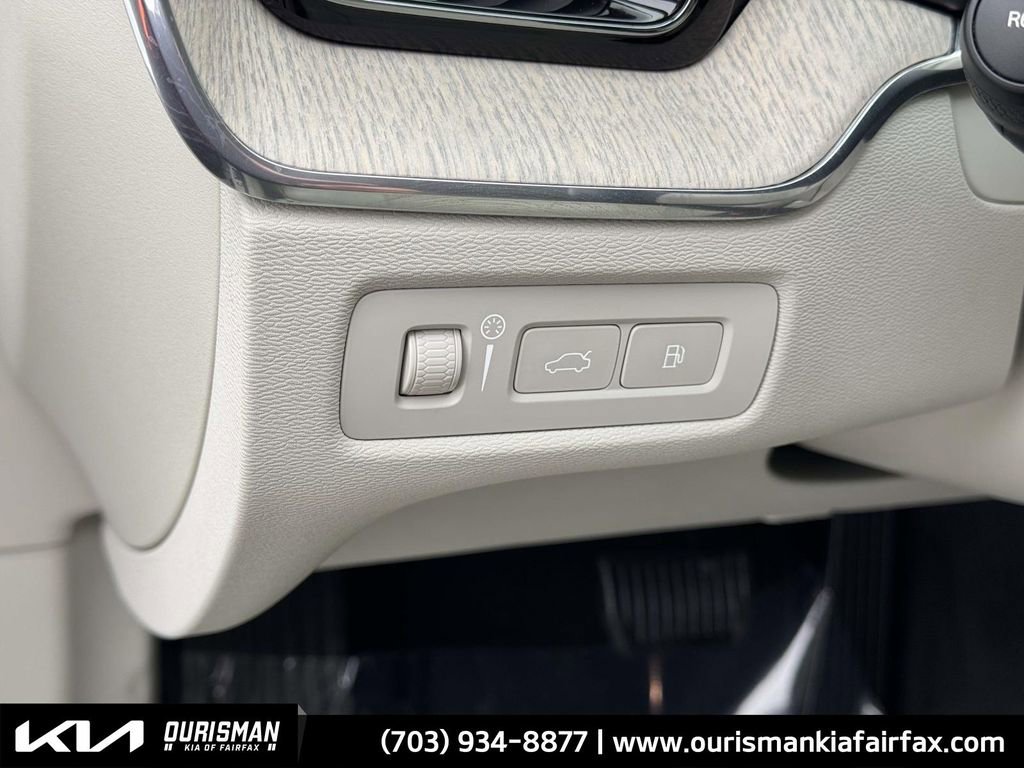 Used 2022 Volvo XC60 T8 Inscription w/ Advanced Package image 17